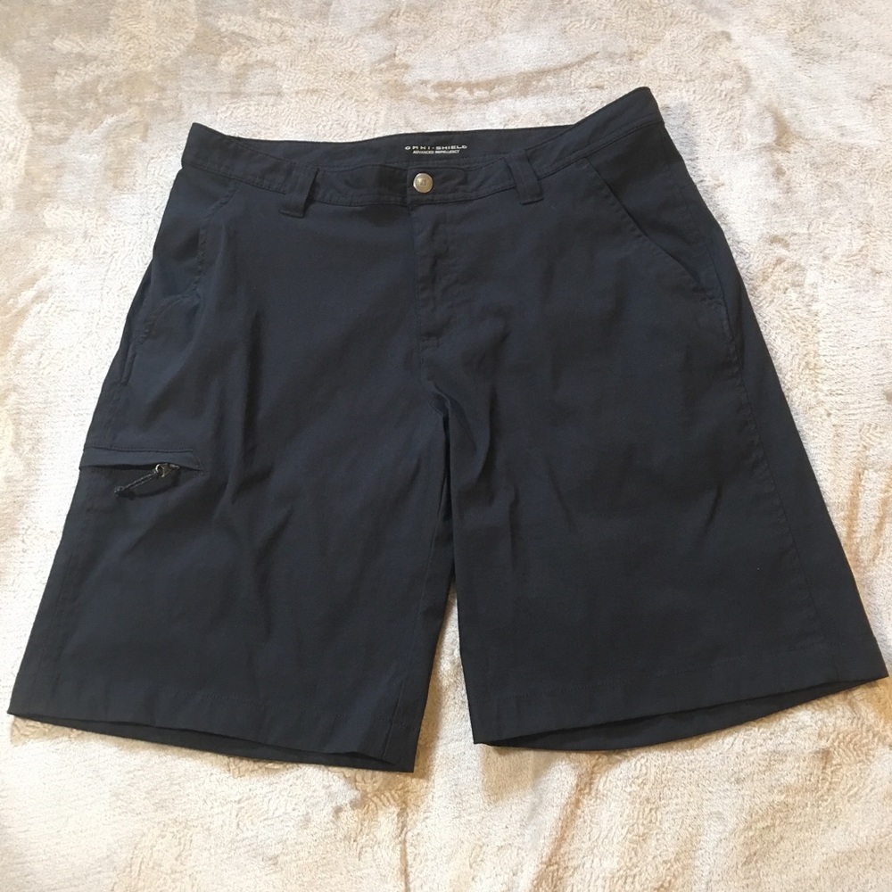 Columbia black shorts zipper leg pocket Velcro back pockets Size 34x10